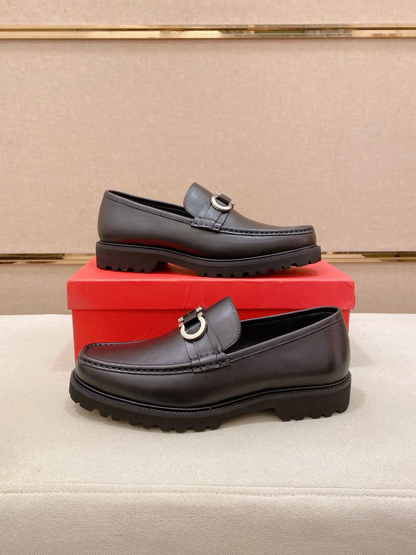 Men's shoes💰: 560💰 High version Ferragamo quality! 🆕🆕Exclusive hot-selling products in stock🔥🔥New products on the shelves, high-quality shoes, high-end driving shoes, with complete packaging! 💪 💪 Material: imported patented cowhide 🐂 + imported high-quality water-dyed cowhide lining + wear-resistant outsole 👍🏻👍🏻 Features: high-end and comfortable, purely handmade 🚀 🚀 Create the perfect shoes that suit you best 🔥 🔥 Size: (38-44) Can be customized 45 non-returnable!
